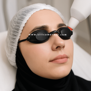 عینک لیزر موهای زائد بدن بر روی صورت یک خانم در کیلینیک مرقابت های پوستی